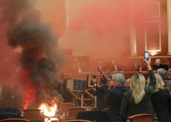 Arnavutluk’ta şiddetli eylem: Parlamentoyu ateşe verdiler!