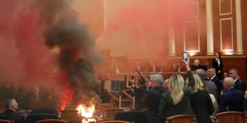 Arnavutluk’ta şiddetli eylem: Parlamentoyu ateşe verdiler!