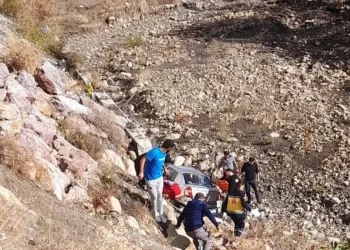 Sinop Boyabat’ta otomobil dereye yuvarlandı!