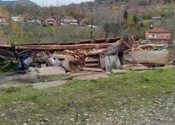 Sinop’ta fırtına tahıl ambarını devirdi: 1 ölü