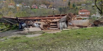 Sinop’ta fırtına tahıl ambarını devirdi: 1 ölü