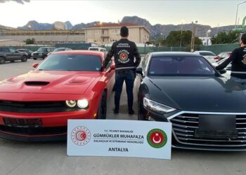 Gümrük muhafaza ekipleri 187 milyonluk 15 kaçak lüks araca el koydu