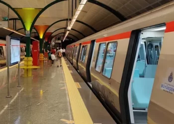 İstanbul’da metrolara yılbaşı düzenlemesi