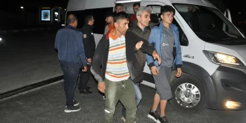 Kumar oynarken suçüstü yakalanan 11 Afgan sınır dışı edildi
