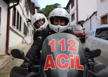 Sağlık çalışanı çift motosiklet ambulansla hayat kurtarıyor