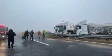Şanlıurfa’da otobüs ve 2 TIR çarpıştı: Ölü ve yaralılar var