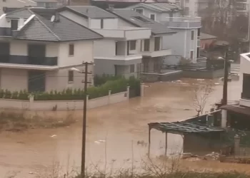 Yalova’da dere taştı sokaklar sular altında kaldı