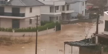 Yalova’da dere taştı sokaklar sular altında kaldı