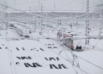 Almanya’da kar engeli: Uçuşlar iptal, tren ve otobüs seferleri durdu
