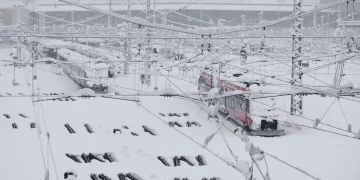 Almanya’da kar engeli: Uçuşlar iptal, tren ve otobüs seferleri durdu