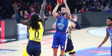 Anadolu Efes, derbide Fenerbahçe Beko’yu devirdi!