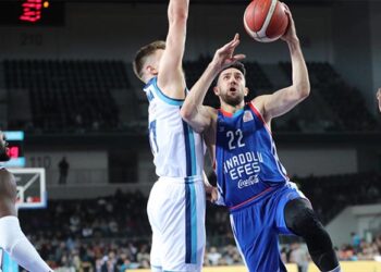 Anadolu Efes, Türk Telekom deplasmanından lider döndü!