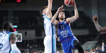 Anadolu Efes, Türk Telekom deplasmanından lider döndü!