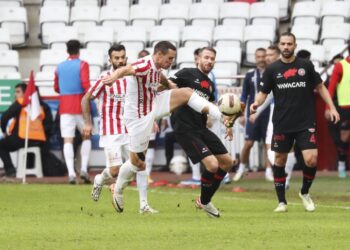 Antalyaspor 10 kişiyle kazandı!