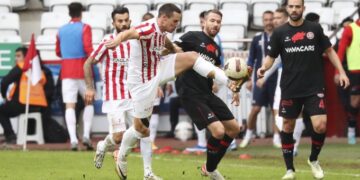 Antalyaspor 10 kişiyle kazandı!