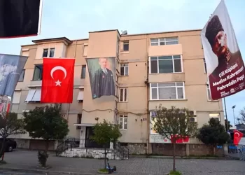 Suudi Arabistan Başkonsolosluğu’nun sokağı Atatürk posterleri ile çevrelendi