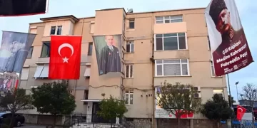 Suudi Arabistan Başkonsolosluğu’nun sokağı Atatürk posterleri ile çevrelendi