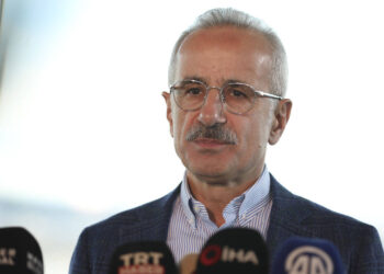 Bakan Uraloğlu, mobil cihaz düzenlemesinin ayrıntılarını anlattı