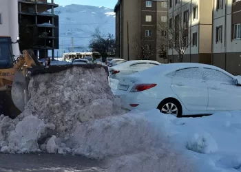 Şiddetli kar şehirleri esir aldı! Ulaşım durma noktasında