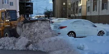 Şiddetli kar şehirleri esir aldı! Ulaşım durma noktasında
