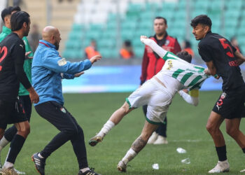 Bursaspor-Diyarbekirspor maçında 5 kırmızı kart!