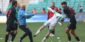 Bursaspor-Diyarbekirspor maçında 5 kırmızı kart!