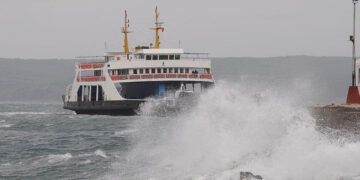 Gökçeada ve Bozcaada feribot seferleri iptal edildi
