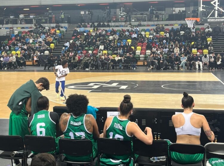 ingiltere den vize alamayan uludag kadin basketbol takimi sahaya 5 oyuncuyla cikti habermeydan