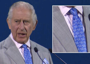 Kral Charles’ın Yunanistan bayraklı kravatı gündemde