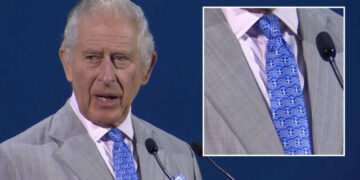 Kral Charles’ın Yunanistan bayraklı kravatı gündemde
