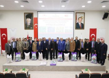 Muş’ta çiftçilere tritikale ve macar fiğ tohumu dağıtıldı