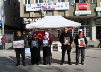 Muş’ta ailelerin evlat nöbeti devam ediyor