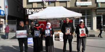 Muş’ta ailelerin evlat nöbeti devam ediyor