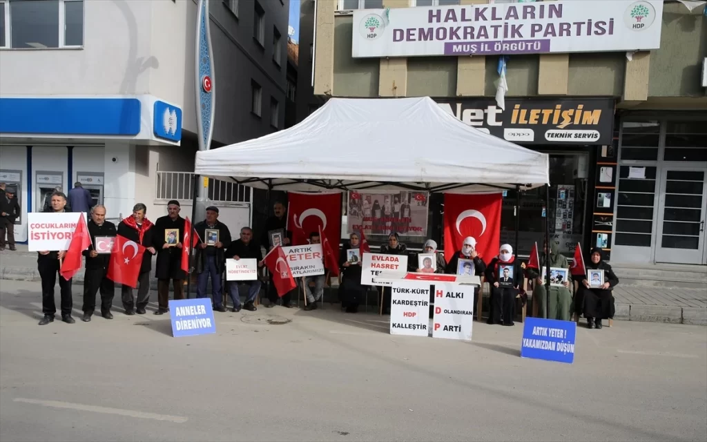 mus ta hdp il binasi onunde ailelerin oturma eylemi suruyor habermeydan