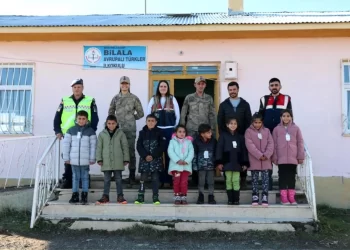 Muş’ta Mehmetçikten köy öğrencilerine kışlık mont ve bot dağıtımı!