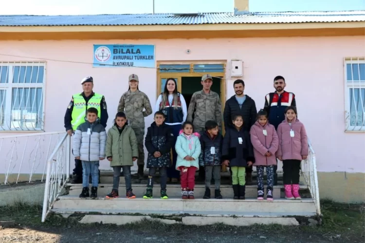 mus ta mehmetcikten koy ogrencilerine kislik mont ve bot dagitimi habermeydan 1