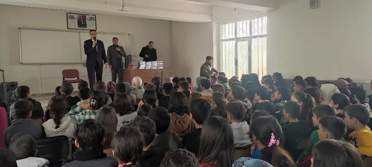 saglik calisanlari dernegi nden mus lu ogrencilere kitap destegi habermeydan
