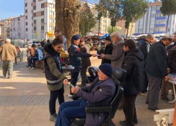 Sinop Boyabat’ta, polisler vatandaşlara bilgilendirici broşür dağıttı