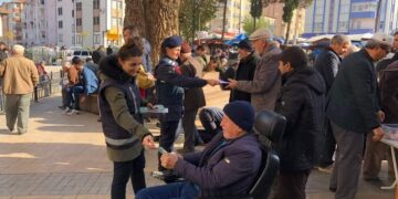 Sinop Boyabat’ta, polisler vatandaşlara bilgilendirici broşür dağıttı