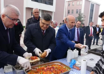 Sinop’ta düzenlenen 8. hamsi şenliğinde 1 ton hamsi tüketildi