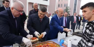 Sinop’ta düzenlenen 8. hamsi şenliğinde 1 ton hamsi tüketildi