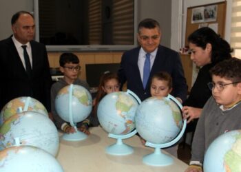 Sinop’ta Vali Özarslan, öğrencilere ‘model küre’ dağıttı