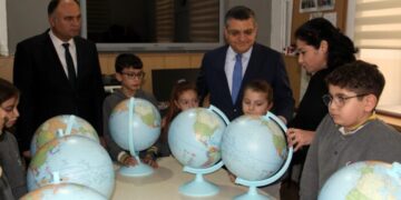 Sinop’ta Vali Özarslan, öğrencilere ‘model küre’ dağıttı