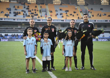 Süper Lig’de hakemlerden kurdeleli tepki!