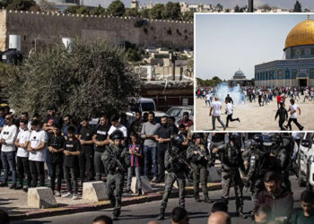 İsrail yine namaz kılan Müslümanları hedef aldı