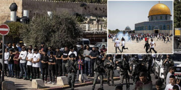 İsrail yine namaz kılan Müslümanları hedef aldı