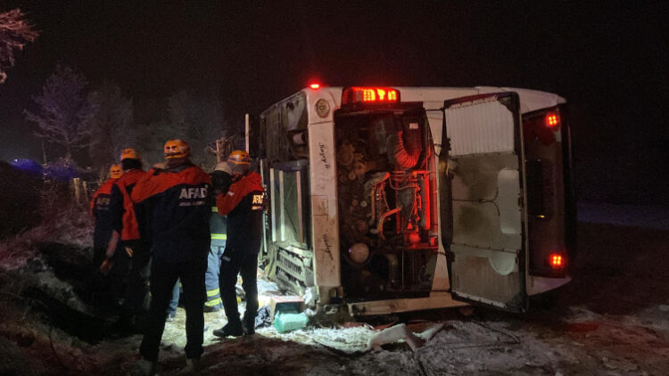 Kastamonuda otobus devrildi habermeydan