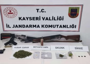 Kayseri’de bir eve düzenlenen operasyonda uyuşturucu, silah ve tarihi eser ele geçirildi