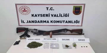 Kayseri’de bir eve düzenlenen operasyonda uyuşturucu, silah ve tarihi eser ele geçirildi