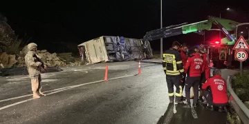 Mersin-Antalya yolunda feci kaza: 9 kişi öldü